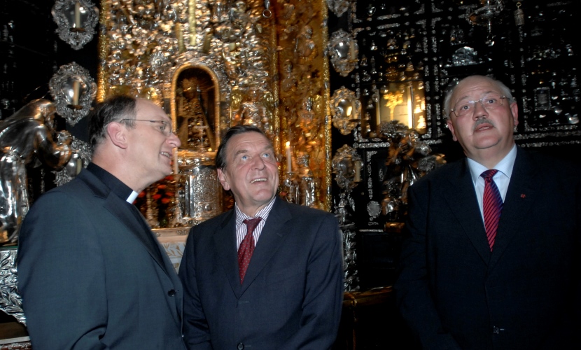 Der Altöttinger Bürgermeister besucht mit Bundeskanzler a. D. Gerhard Schröder und einem geistlichen die schwarze Madonna in der Altöttinger Gnadenkapelle bei dessen Besuch 2009.
