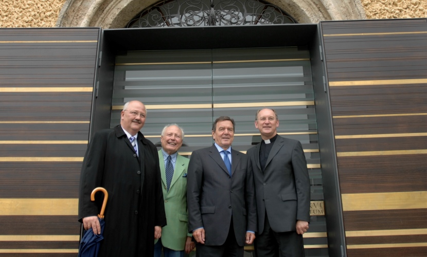 Verschiedene Ehrenpersonen vor der Altöttinger Schatzkammer bei dem Besuch des Bundeskanzlers a. D. Gerhard Schröder 2009.