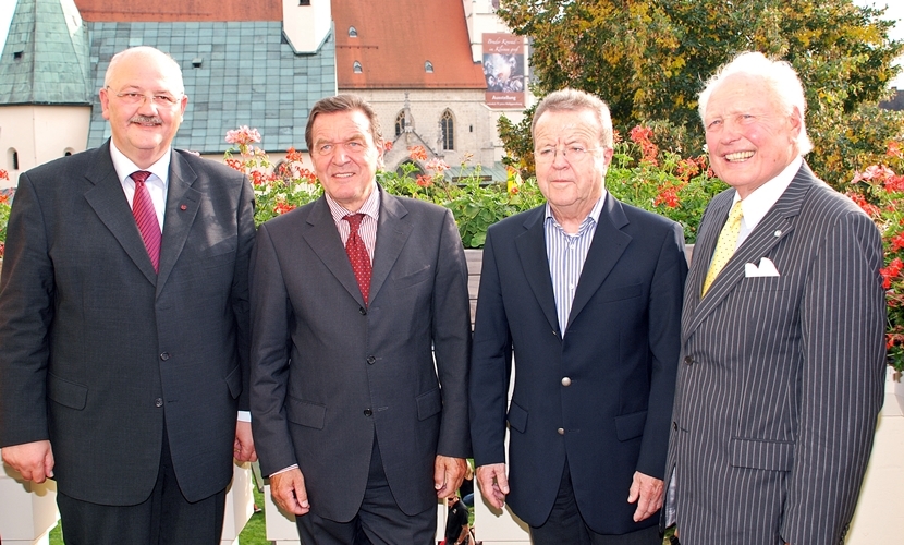 Verschiedene Personen auf dem Balkon des Altöttinger Bürgermeisters bei dem Besuch des Bundeskanzlers a. D. Gerhard Schröder 2009.