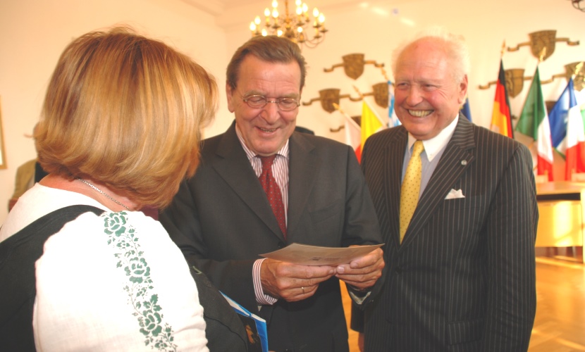 Der Bundeskanzler a. D. Gerhard Schröder sieht sich Bilder an bei seinem Besuch 2009 in Altötting.