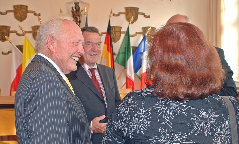 Der Bundeskanzler a. D. Gerhard Schröder sieht sich Bilder an bei seinem Besuch 2009 in Altötting.