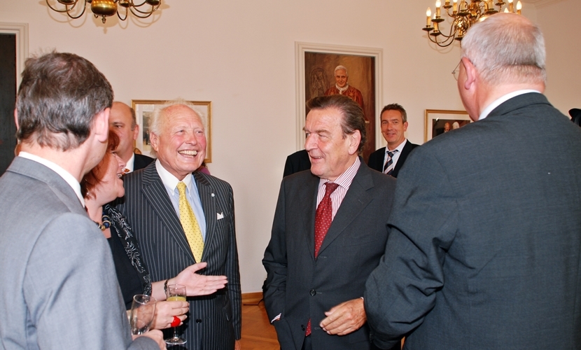 Begrüßung des Bundeskanzlers a. D. Gerhard Schröder bei seinem Besuch 2009 im Altöttinger Rathaus.