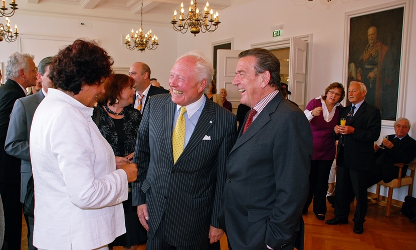 Begrüßung des Bundeskanzlers a. D. Gerhard Schröder bei seinem Besuch 2009 im Altöttinger Rathaus.