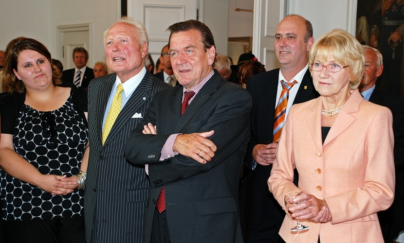 Begrüßung des Bundeskanzlers a. D. Gerhard Schröder bei seinem Besuch 2009 im Altöttinger Rathaus.