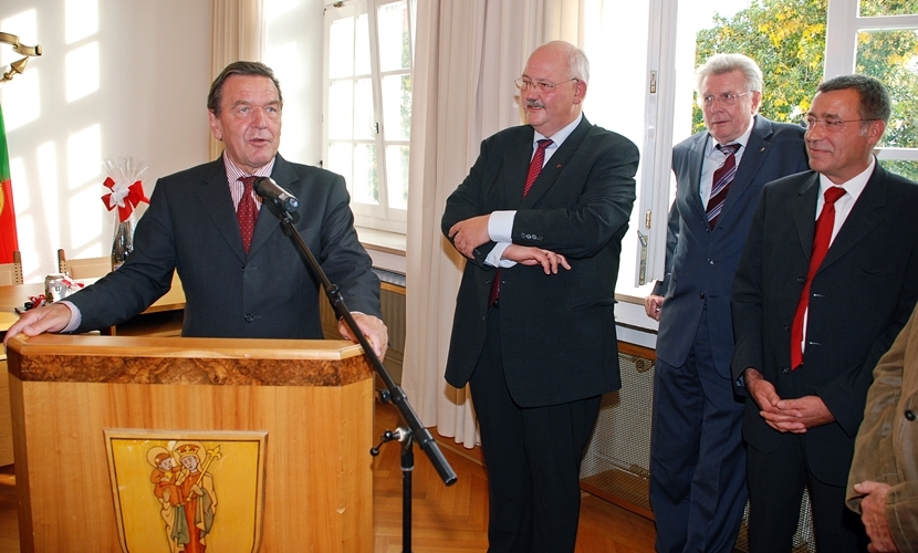  Der Bundeskanzler a. D. Gerhard Schröder hält bei seinem Besuch in Altötting 2009 eine Rede.