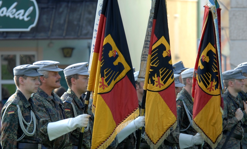 Eine kleine Gruppe der Bundeswehr steht mit den Deutschlandfahnen für das Gelöbnis 2008 in Altötting bereit.