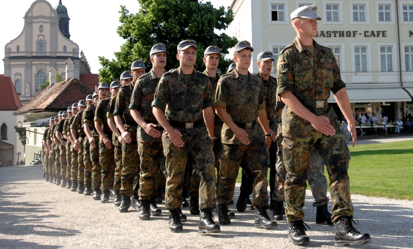 Eine Truppe der Bundeswehr zieht 2008 auf den Altöttinger Kapellplatz ein für das Gelöbnis.