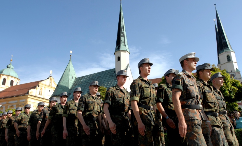 Eine Truppe der Bundeswehr zieht 2008 auf den Altöttinger Kapellplatz ein, neben der Gnadenkapelle für das Gelöbnis.