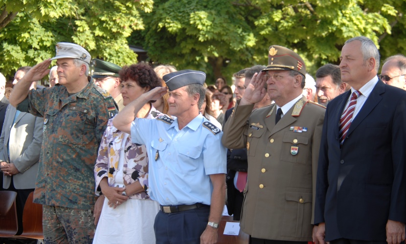 Die Ehrengäste für das Gelöbnis der Bundeswehr 2008 in Altötting.