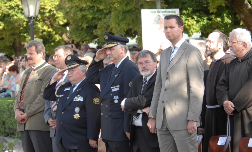 Die Ehrengäste für das Gelöbnis der Bundeswehr 2008 in Altötting.