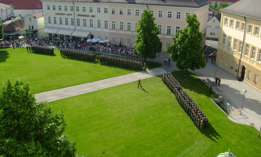 Eine Luftaufnahme der Aufstellung von der Bundeswehr zum Gelöbnis 2008 am Altöttinger Kapellplatz.