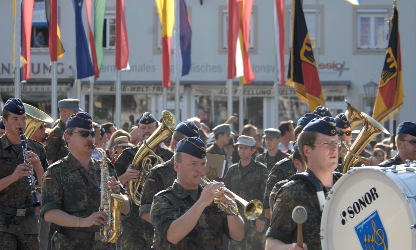 Der Musikkorp der Bundeswehr für das Gelöbnis 2008 am Altöttinger Kapellplatz.