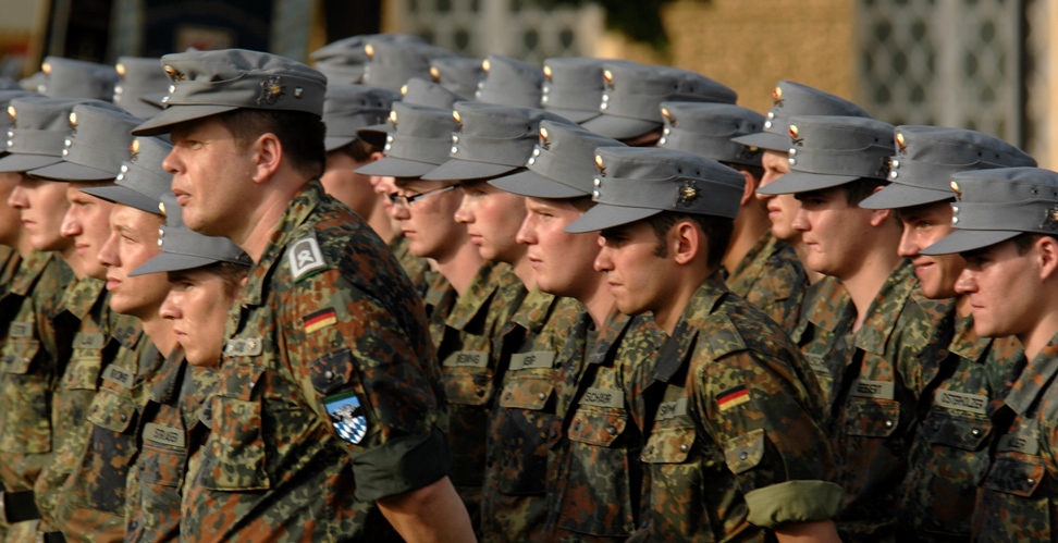 Eine Aufgestellte Truppe der Bundeswehr für das Gelöbnis 2008 in Altötting.