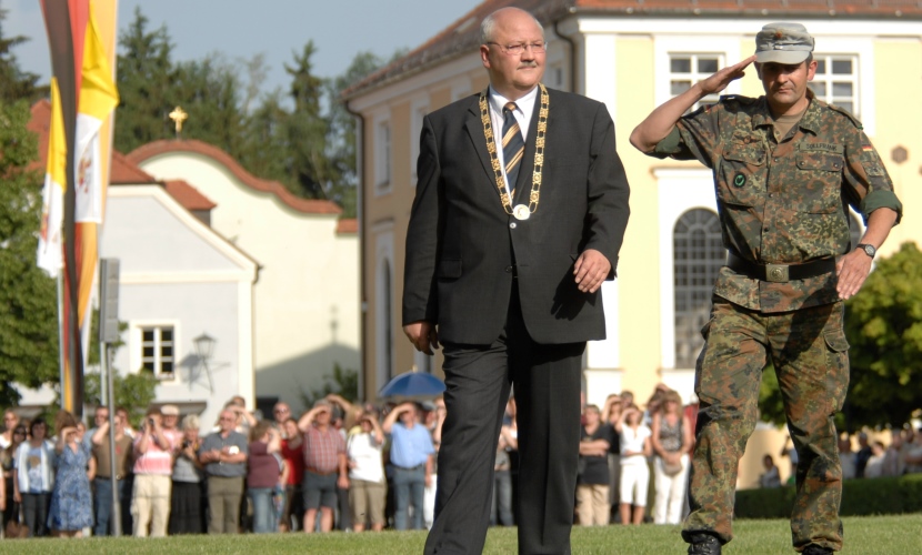 Der Altöttinger Bürgermeister mit einem Komandanten der Bundeswehr bei dem Gelöbnis 2008.