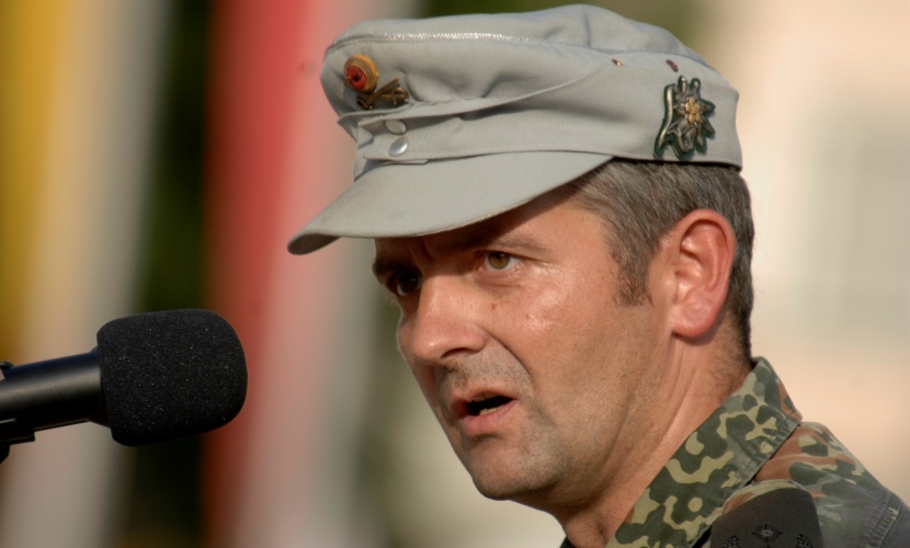 Der deutche Brigadegeneral Sollfrank bei dem Gelöbnis der Bundeswehr 2008 in Altötting.