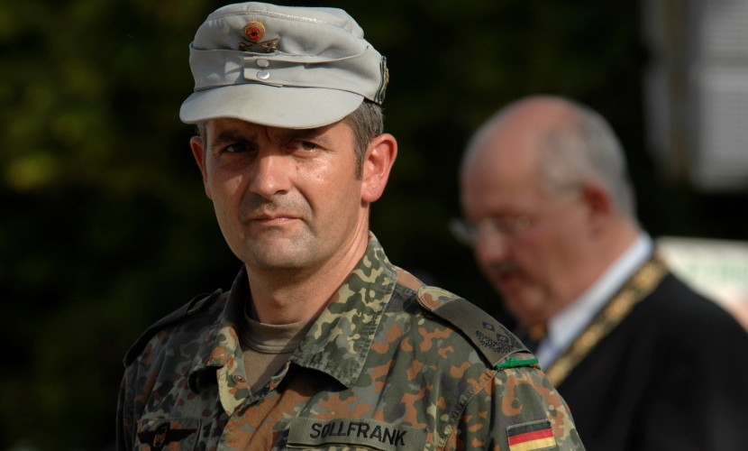 Der deutche Brigadegeneral Sollfrank bei dem Gelöbnis der Bundeswehr 2008 in Altötting.