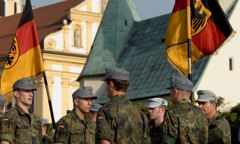 Eine Truppe der Bundeswehr mit Deutschlandfahnen bei dem Gelöbnis in Altötting 2008.