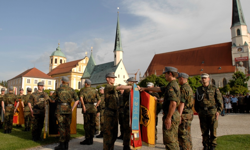 Eine Truppe der Bundeswehr, die mit Fahnen in der Hand den Eid leisten bei dem Gelöbnis 2008 in Altötting.