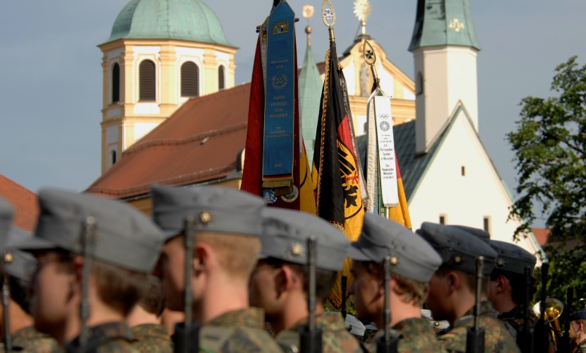 Eine Truppe der Bundeswehr von hinten, mit den Fahnen im Vordergrund bei dem Gelöbnis 2008 in Altötting.