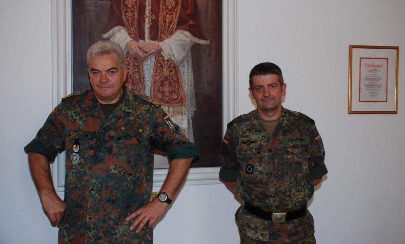 Zwei Komandanten bei dem Empfang zum Gelöbnis der Bundeswehr 2008 in Altötting.