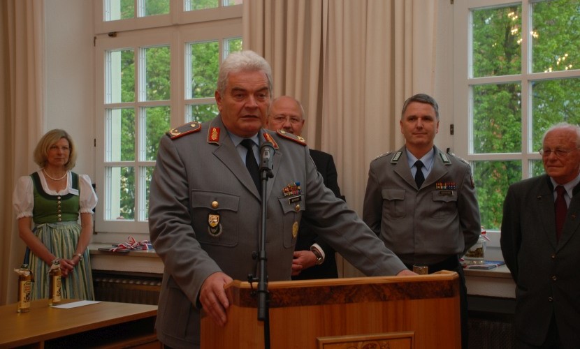 Eine Rede von einem Komandanten bei dem Empfang zum Gelöbnis der Bundeswehr 2013 in Altötting.