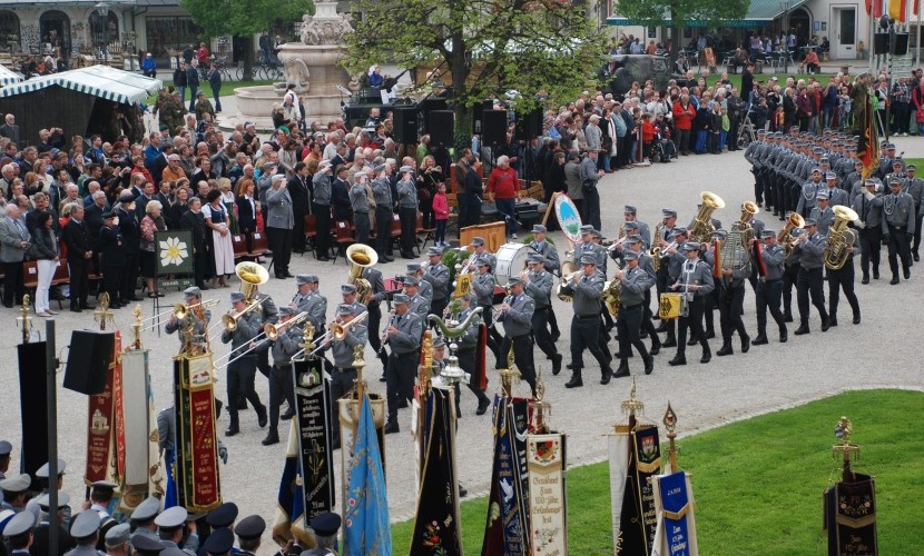 Eine Musik Truppe der Bundeswehr maschiert auf den Altöttinger Kapellplatz zum Gelöbnis 2013.