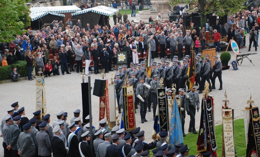 Eine Truppe der Bundeswehr maschiert auf den Altöttinger Kapellplatz zum Gelöbnis 2013.