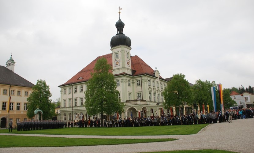 Verschiedene Truppen der Bundeswehr stehen auf dem Altöttinger Kapellplatz zum Gelöbnis 2013.