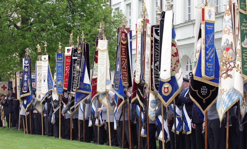 Eine Aufstellung der verschiedenen Fahnen der Bundeswehr zum Gelöbnis 2013 in Altötting.