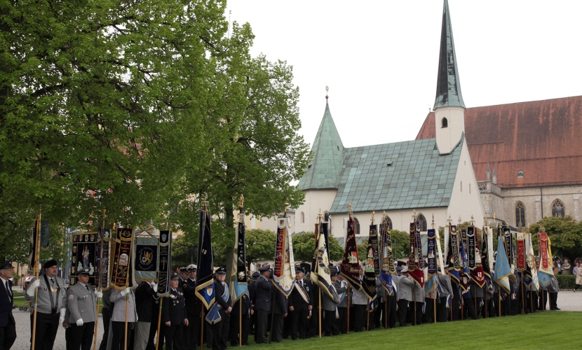 Eine Aufstellung der verschiedenen Fahnen der Bundeswehr zum Gelöbnis 2013 in Altötting.