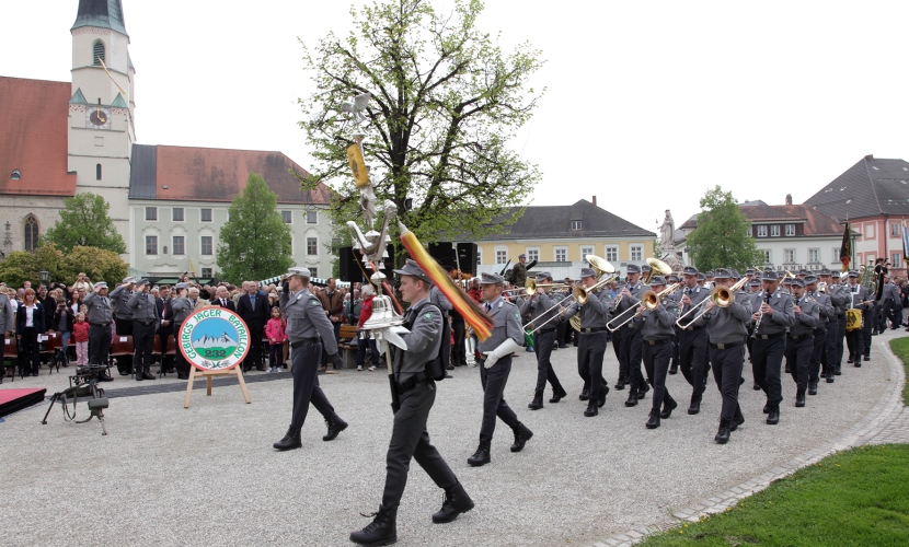 Eine Musik Truppe der Bundeswehr maschiert zum Gelöbnis 2013 auf den Altöttinger Kapellplatz.