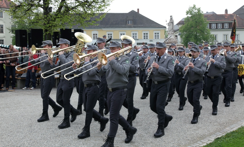 Eine Musik Truppe der Bundeswehr maschiert zum Gelöbnis 2013 auf den Altöttinger Kapellplatz.