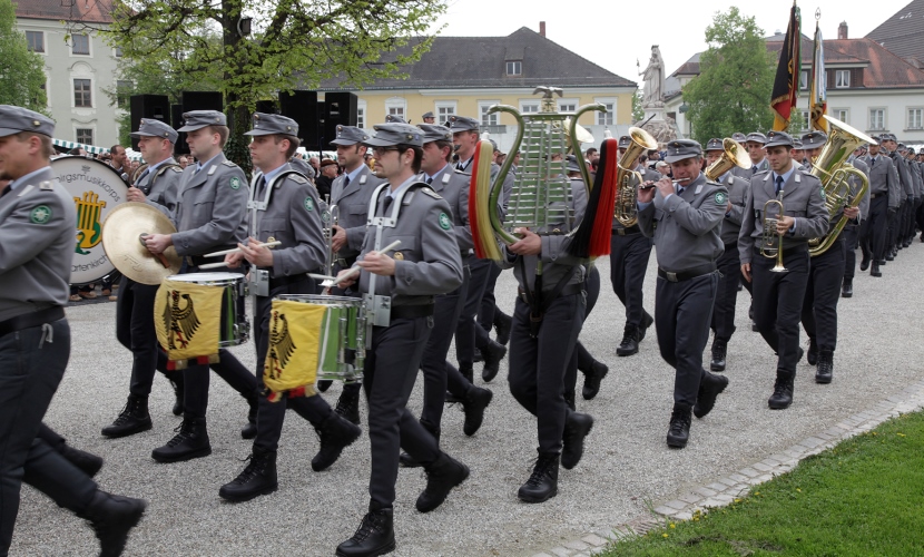 Eine Musik Truppe der Bundeswehr maschiert zum Gelöbnis 2013 auf den Altöttinger Kapellplatz.