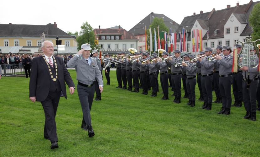 Der Altöttinger Bürgermeister geht mit einem Komandanten der Bundeswehr an einer Musik Truppe vorbei, bei dem Gelöbnis 2013 in Altötting.