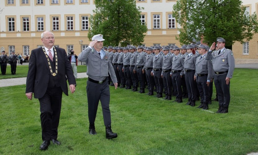 Der Altöttinger Bürgermeister geht mit einem Komandanten der Bundeswehr an einer Truppe vorbei, bei dem Gelöbnis 2013 in Altötting.