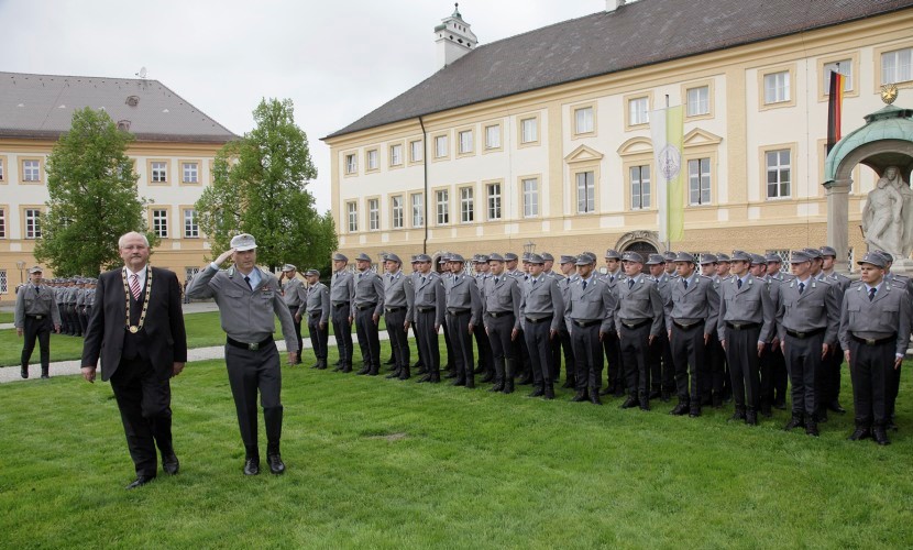 Der Altöttinger Bürgermeister geht mit einem Komandanten der Bundeswehr an einer Truppe vorbei, bei dem Gelöbnis 2013 in Altötting.