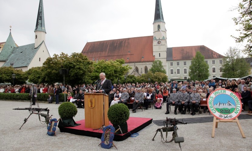 Der Altöttinger Bürgermeister hält auf dem Kapellplatz eine Rede zum Gelöbnis der Bundeswehr 2013.