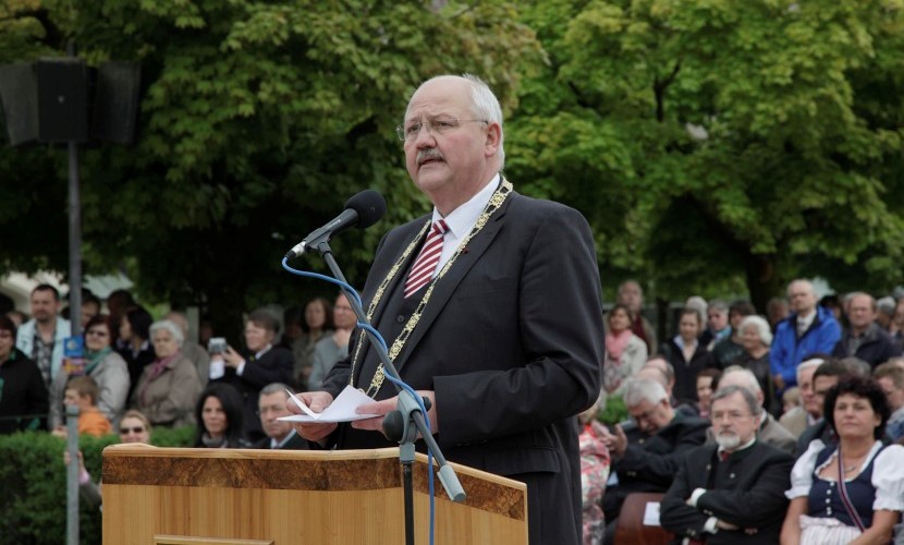 Der Altöttinger Bürgermeister hält auf dem Kapellplatz eine Rede zum Gelöbnis der Bundeswehr 2013.