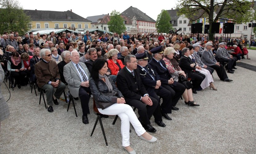 Die Gäste für das Gelöbnis der Bundeswehr 2013 in Stuhlreihen, am Altöttinger Kapellplatz.