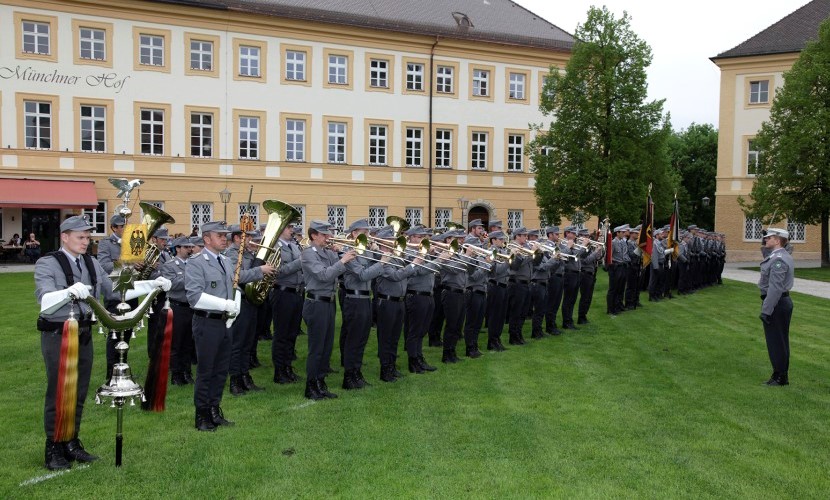 Eine Musik Truppe der Bundeswehr, die auf dem Altöttinger Kapellplatz zum Gelöbnis 2013 steht.