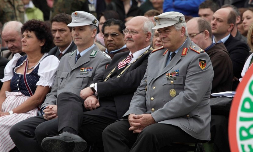 Die Ehrengäste bei dem Gelöbnis der Bundeswehr in Altötting 2013.