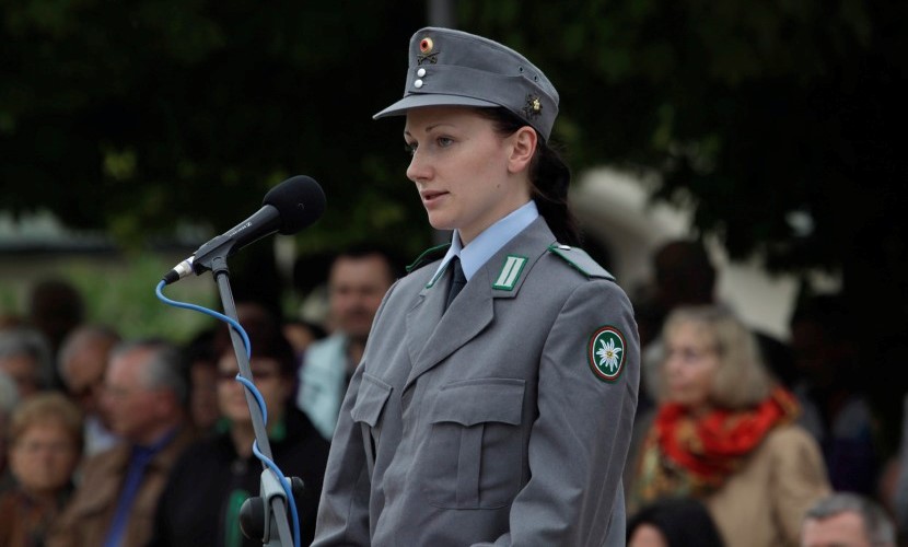 Eine Komandantin hält eine Rede bei dem Gelöbnis der Bundeswehr in Altötting 2013.