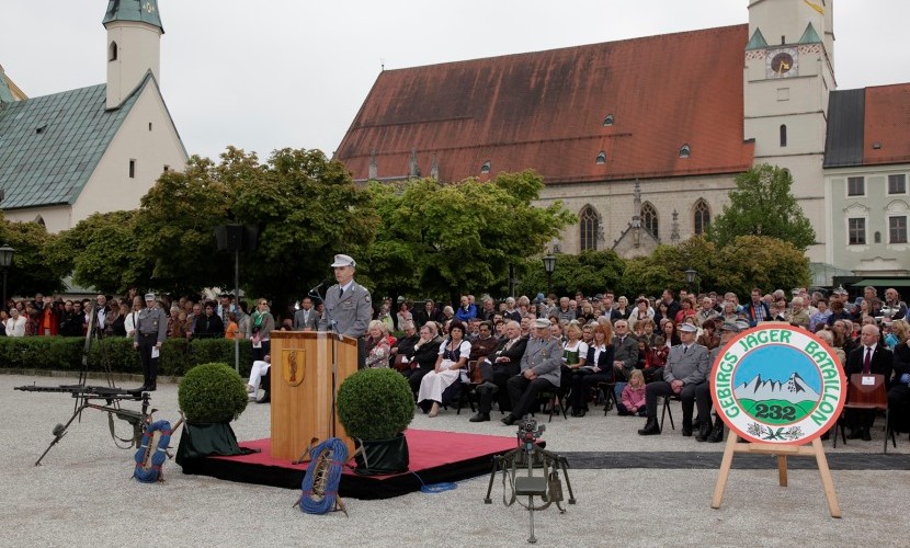 Eine Komandant hält eine Rede bei dem Gelöbnis der Bundeswehr in Altötting 2013.