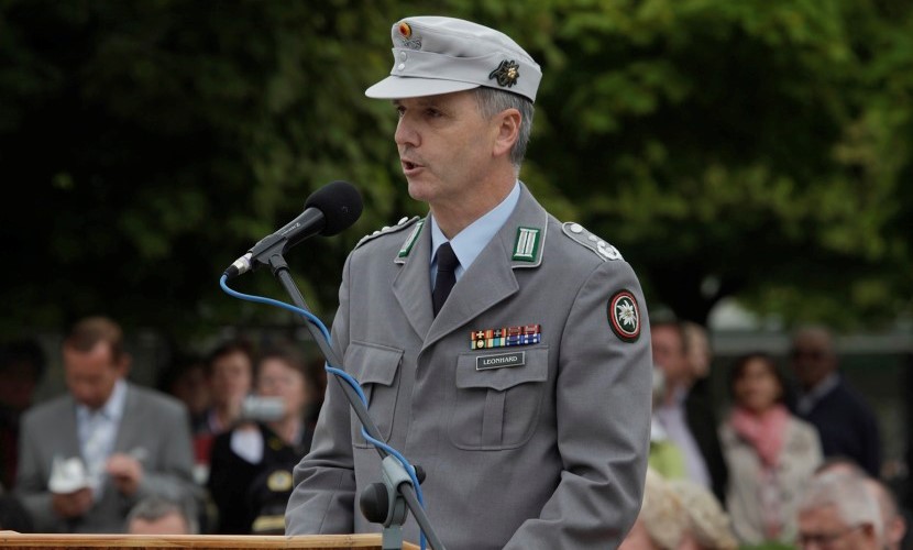 Eine Komandant hält eine Rede bei dem Gelöbnis der Bundeswehr in Altötting 2013.