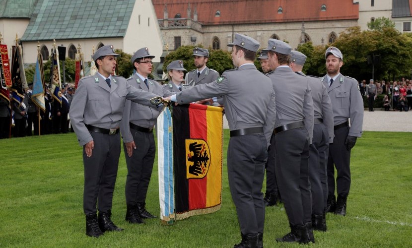Eine kleine Truppe der Bundeswehr mit Fahnen beim Eid bei dem Gelöbnis in Altötting 2013.