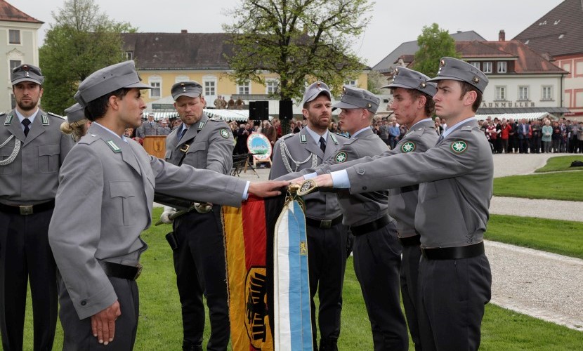 Eine kleine Truppe der Bundeswehr mit Fahnen beim Eid bei dem Gelöbnis in Altötting 2013.