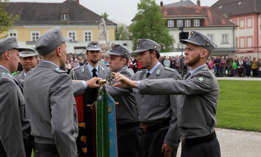 Eine kleine Truppe der Bundeswehr mit Fahnen beim Eid bei dem Gelöbnis in Altötting 2013.