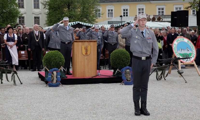 Komandanten der Bundeswehr die bei dem Gelöbnis auf dem Altöttinger Kapellplatz salutieren.
