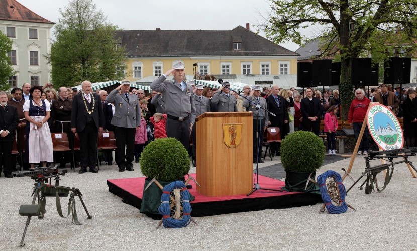 Komandanten der Bundeswehr die bei dem Gelöbnis auf dem Altöttinger Kapellplatz salutieren.