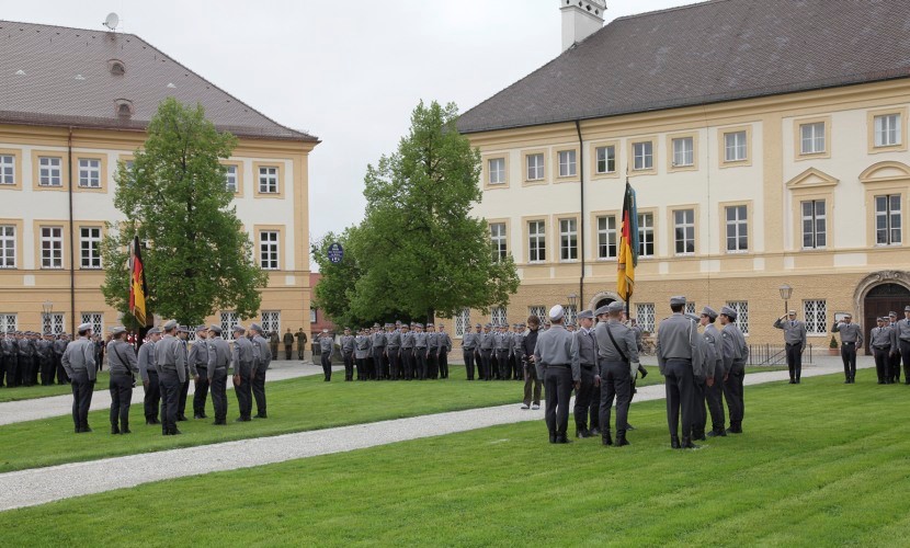 Die Aufstellung verschiedener Truppen der Bundeswehr am Altöttinger Kapellplatz zum Gelöbnis 2013.